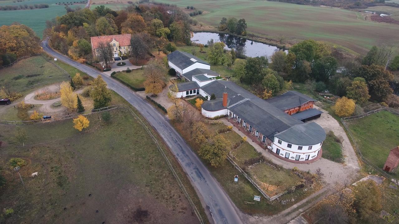 Domaene Neu Gaarz Hostel Exterior foto